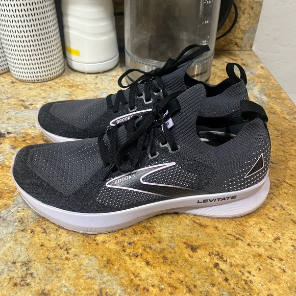 Brooks Levitate 5 size 8 - Picture 3 of 9